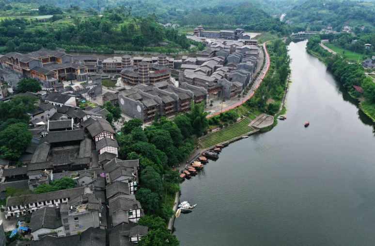 天津曾经堪称是“地标性”的商场，如今却冷冷清清，一片萧条之景
